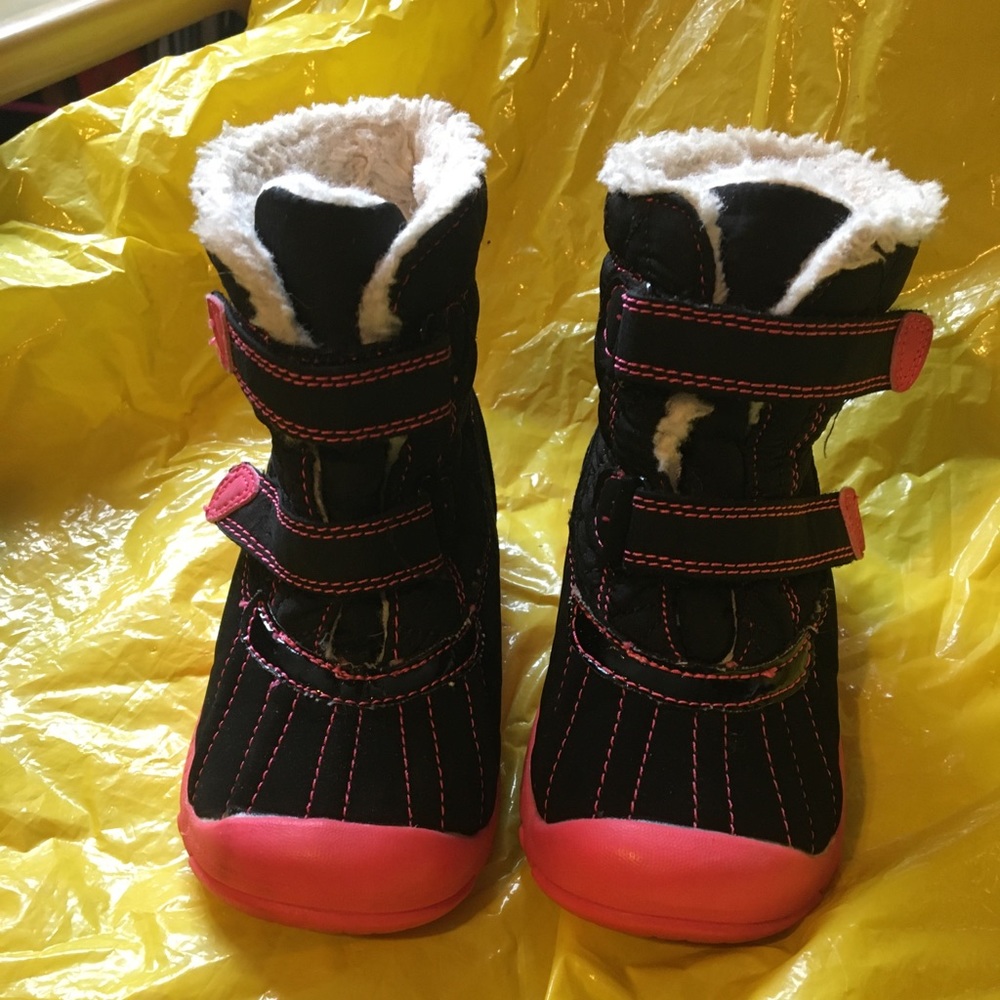 Girls Carter’s snow boots size 8